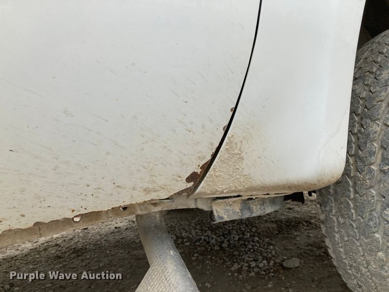 image for item HN9873 2002 Ford F350 Super Duty  SuperCab utility bed pickup truck