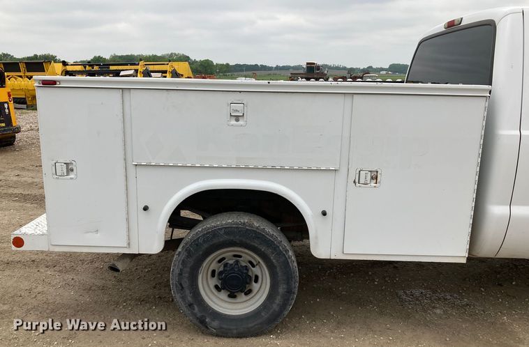 image for item HN9873 2002 Ford F350 Super Duty  SuperCab utility bed pickup truck