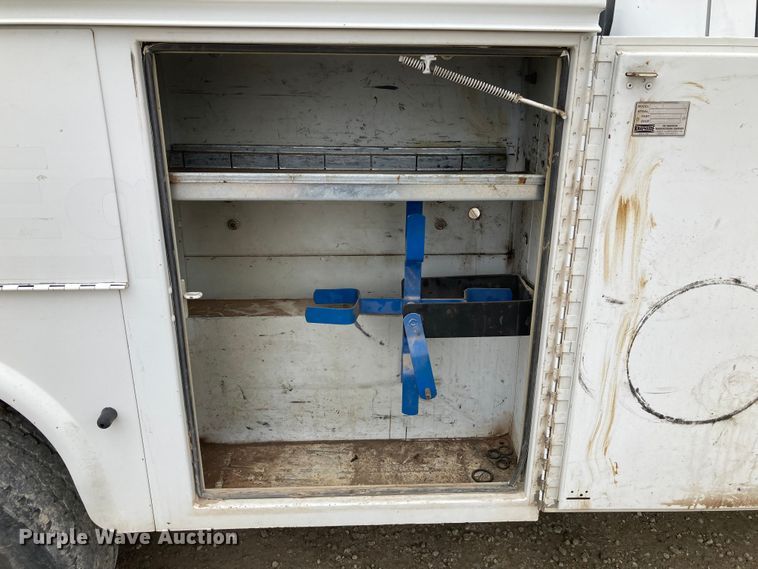 image for item HN9873 2002 Ford F350 Super Duty  SuperCab utility bed pickup truck