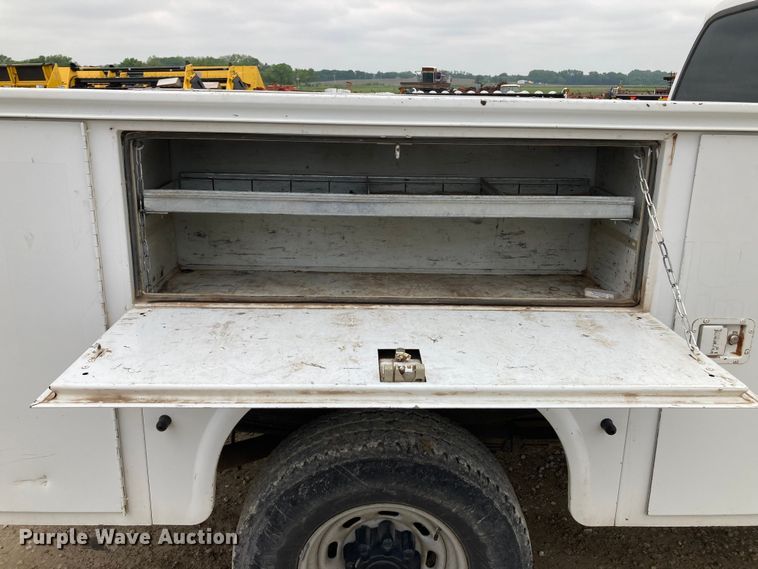 image for item HN9873 2002 Ford F350 Super Duty  SuperCab utility bed pickup truck