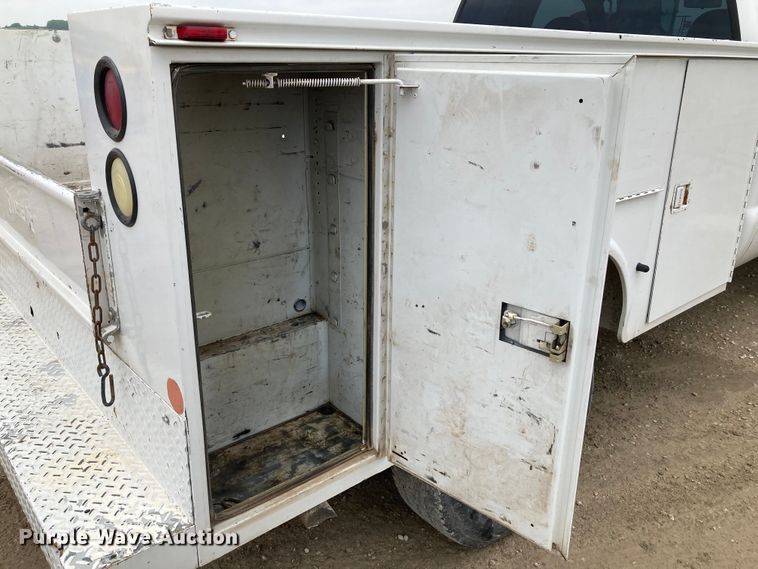 image for item HN9873 2002 Ford F350 Super Duty  SuperCab utility bed pickup truck