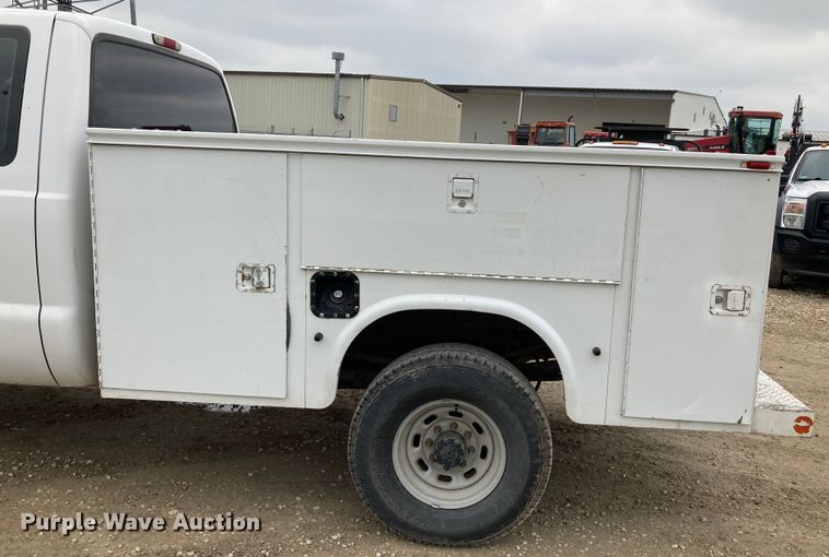 image for item HN9873 2002 Ford F350 Super Duty  SuperCab utility bed pickup truck