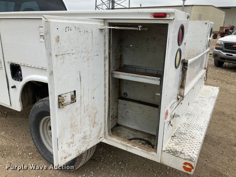 image for item HN9873 2002 Ford F350 Super Duty  SuperCab utility bed pickup truck