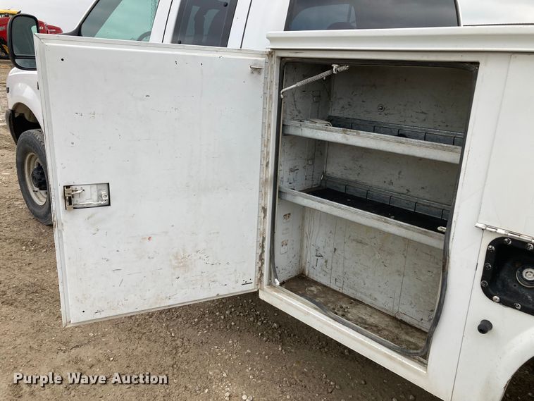 image for item HN9873 2002 Ford F350 Super Duty  SuperCab utility bed pickup truck