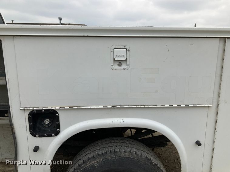 image for item HN9873 2002 Ford F350 Super Duty  SuperCab utility bed pickup truck