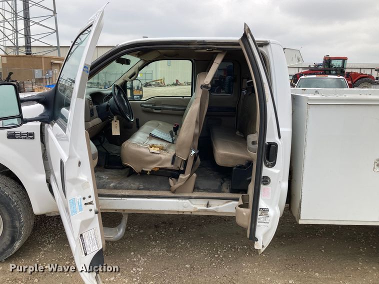 image for item HN9873 2002 Ford F350 Super Duty  SuperCab utility bed pickup truck