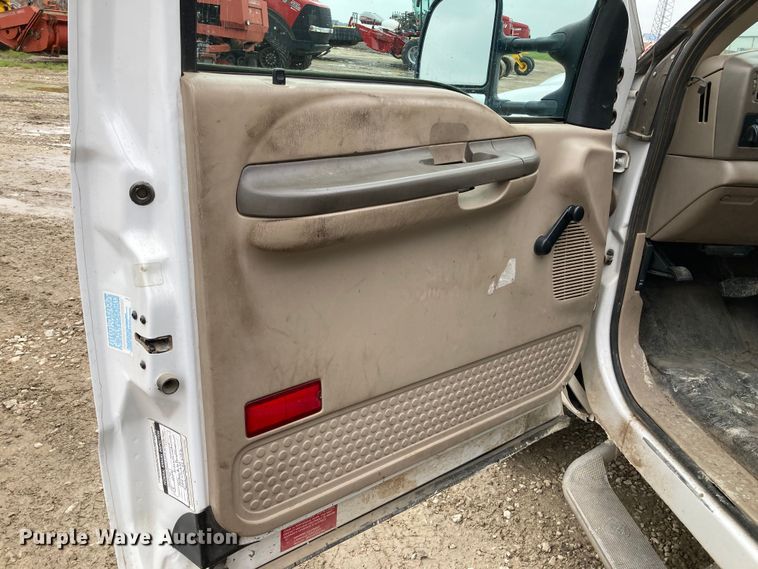 image for item HN9873 2002 Ford F350 Super Duty  SuperCab utility bed pickup truck