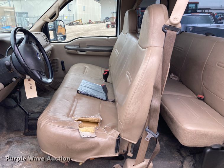 image for item HN9873 2002 Ford F350 Super Duty  SuperCab utility bed pickup truck