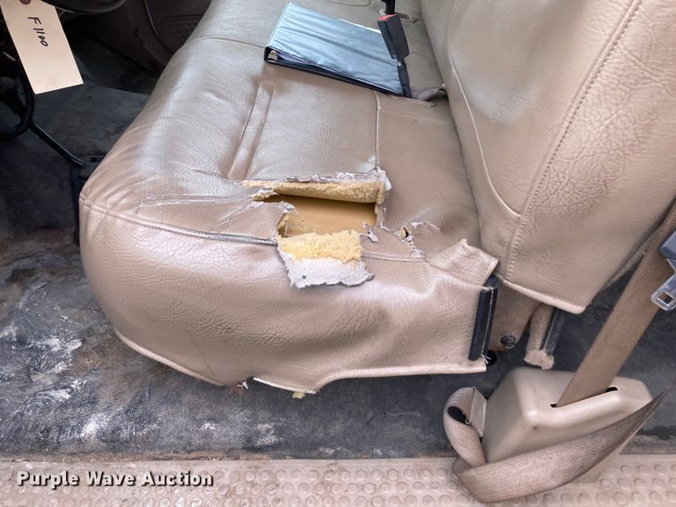 image for item HN9873 2002 Ford F350 Super Duty  SuperCab utility bed pickup truck