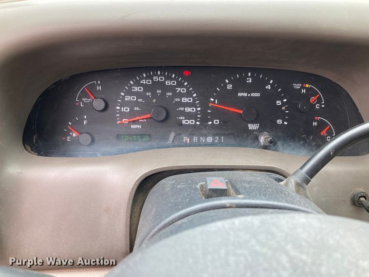 image for item HN9873 2002 Ford F350 Super Duty  SuperCab utility bed pickup truck