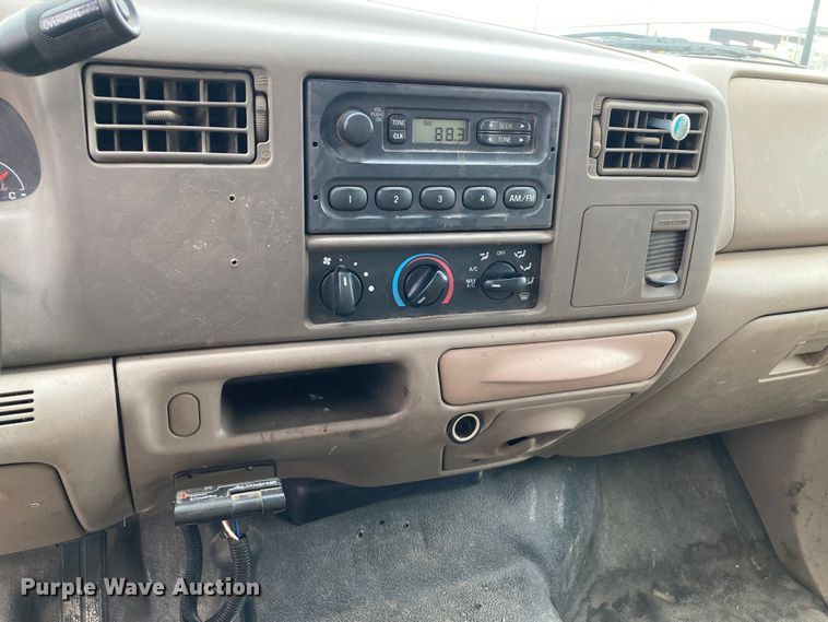 image for item HN9873 2002 Ford F350 Super Duty  SuperCab utility bed pickup truck