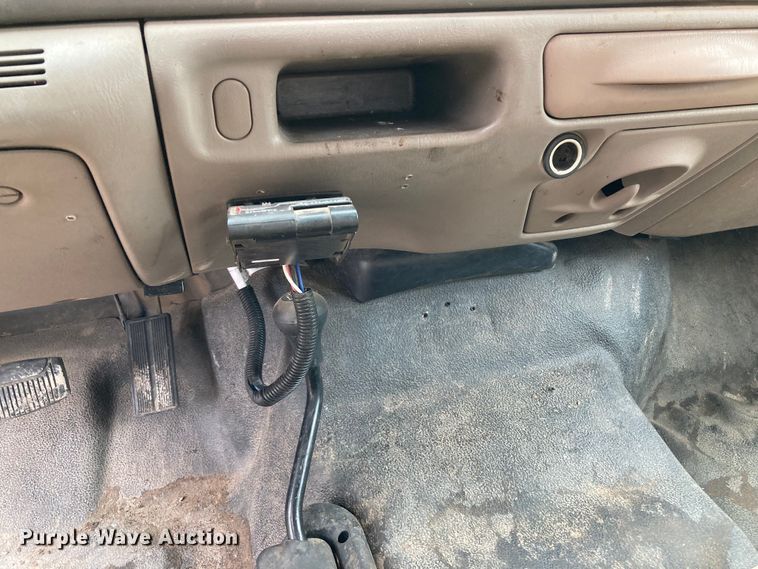 image for item HN9873 2002 Ford F350 Super Duty  SuperCab utility bed pickup truck