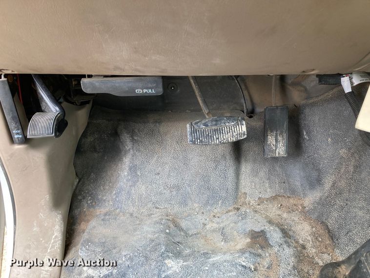 image for item HN9873 2002 Ford F350 Super Duty  SuperCab utility bed pickup truck