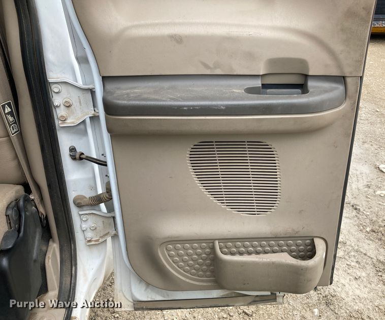 image for item HN9873 2002 Ford F350 Super Duty  SuperCab utility bed pickup truck