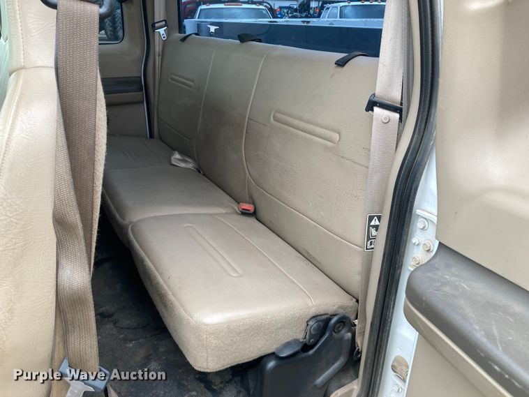 image for item HN9873 2002 Ford F350 Super Duty  SuperCab utility bed pickup truck