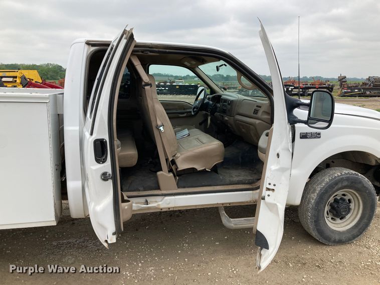 image for item HN9873 2002 Ford F350 Super Duty  SuperCab utility bed pickup truck