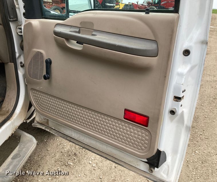 image for item HN9873 2002 Ford F350 Super Duty  SuperCab utility bed pickup truck