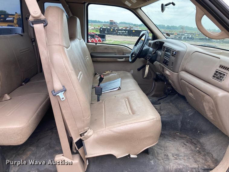 image for item HN9873 2002 Ford F350 Super Duty  SuperCab utility bed pickup truck