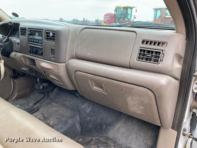 image for item HN9873 2002 Ford F350 Super Duty  SuperCab utility bed pickup truck