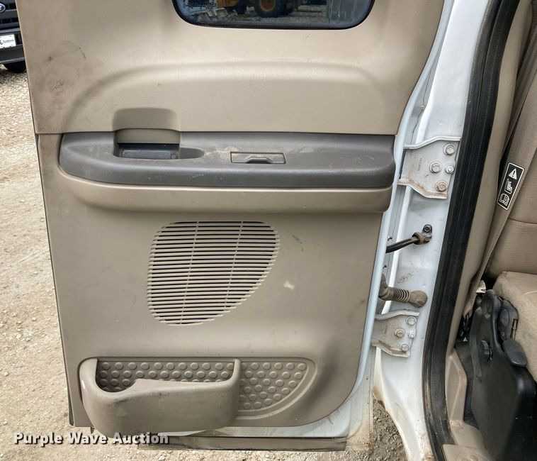 image for item HN9873 2002 Ford F350 Super Duty  SuperCab utility bed pickup truck