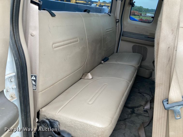 image for item HN9873 2002 Ford F350 Super Duty  SuperCab utility bed pickup truck