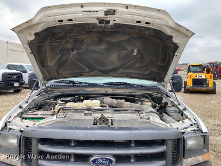 image for item HN9873 2002 Ford F350 Super Duty  SuperCab utility bed pickup truck