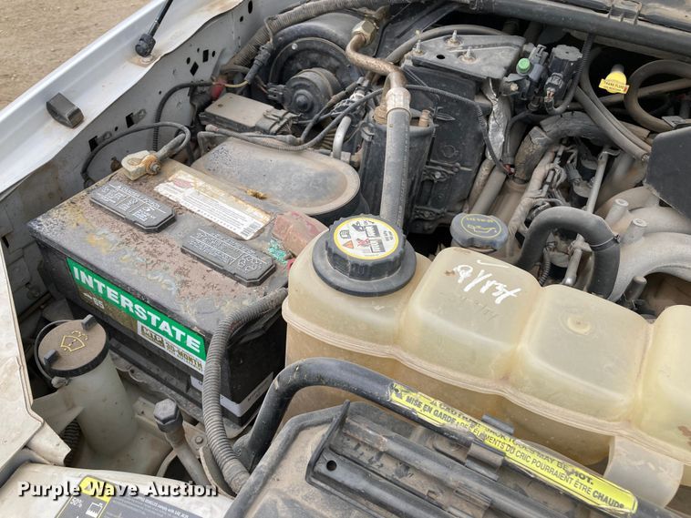 image for item HN9873 2002 Ford F350 Super Duty  SuperCab utility bed pickup truck