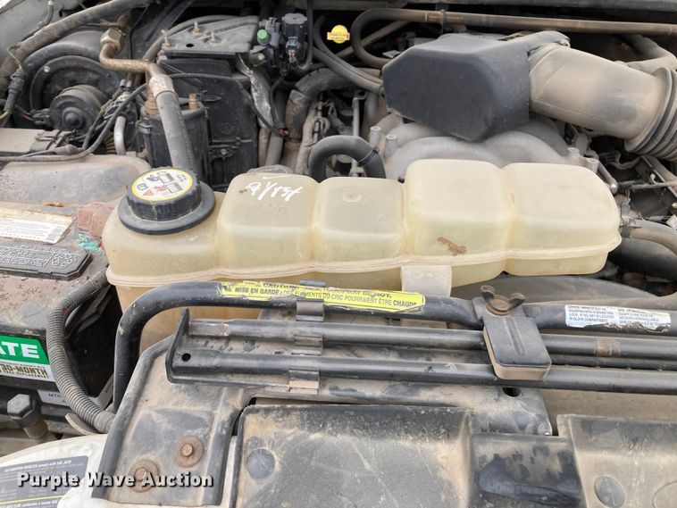 image for item HN9873 2002 Ford F350 Super Duty  SuperCab utility bed pickup truck