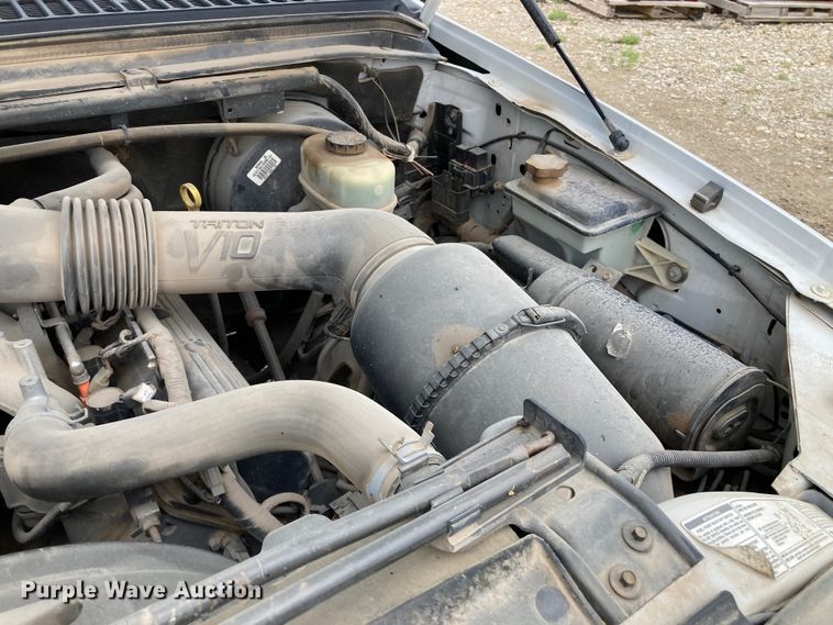 image for item HN9873 2002 Ford F350 Super Duty  SuperCab utility bed pickup truck