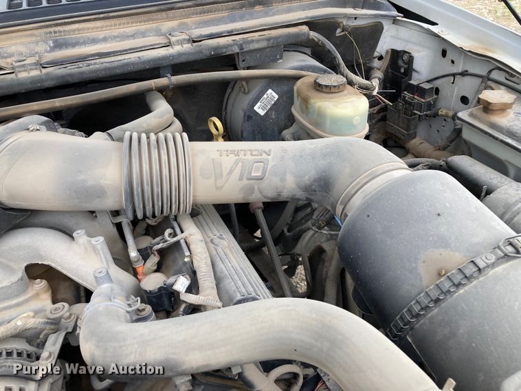 image for item HN9873 2002 Ford F350 Super Duty  SuperCab utility bed pickup truck