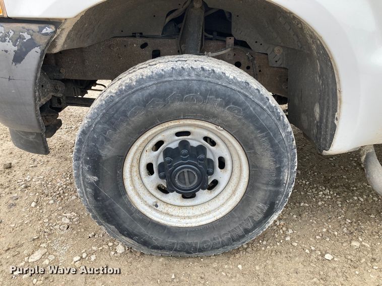 image for item HN9873 2002 Ford F350 Super Duty  SuperCab utility bed pickup truck