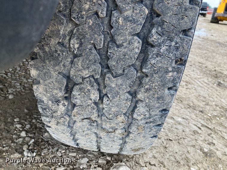 image for item HN9873 2002 Ford F350 Super Duty  SuperCab utility bed pickup truck