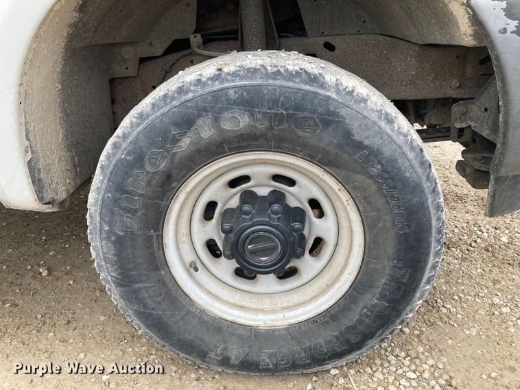 image for item HN9873 2002 Ford F350 Super Duty  SuperCab utility bed pickup truck