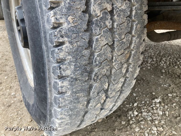 image for item HN9873 2002 Ford F350 Super Duty  SuperCab utility bed pickup truck