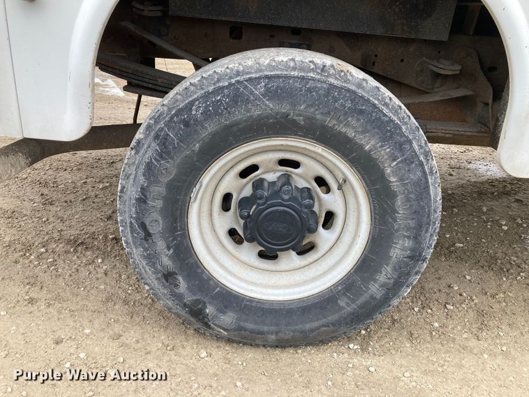 image for item HN9873 2002 Ford F350 Super Duty  SuperCab utility bed pickup truck