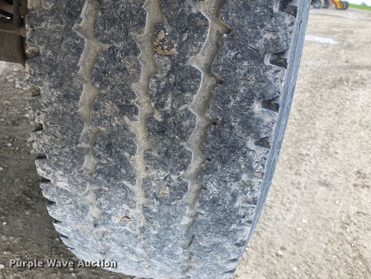 image for item HN9873 2002 Ford F350 Super Duty  SuperCab utility bed pickup truck