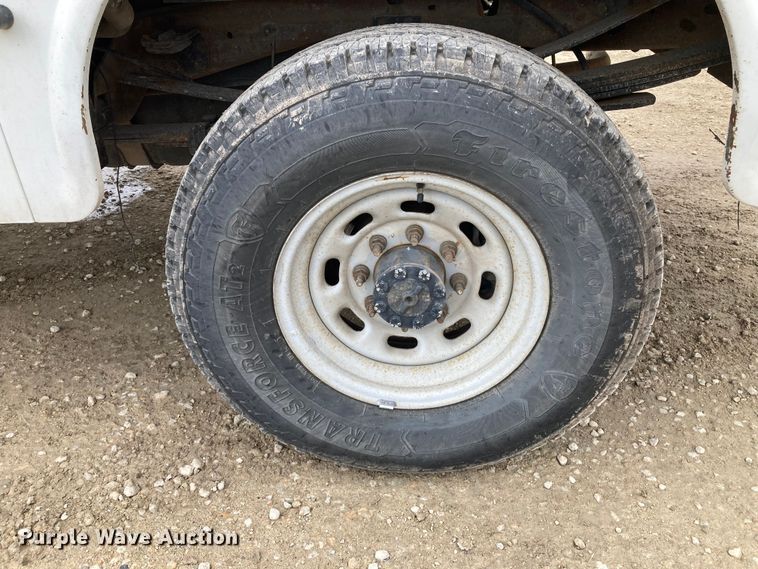 image for item HN9873 2002 Ford F350 Super Duty  SuperCab utility bed pickup truck