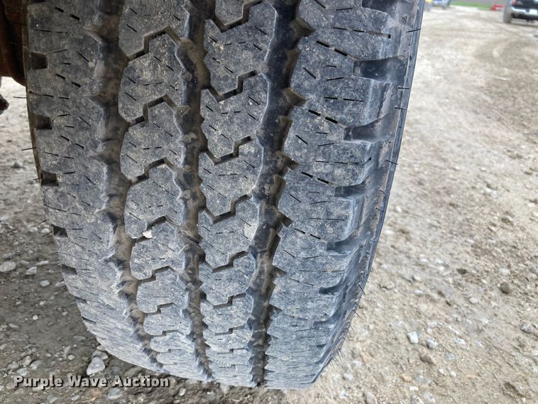 image for item HN9873 2002 Ford F350 Super Duty  SuperCab utility bed pickup truck