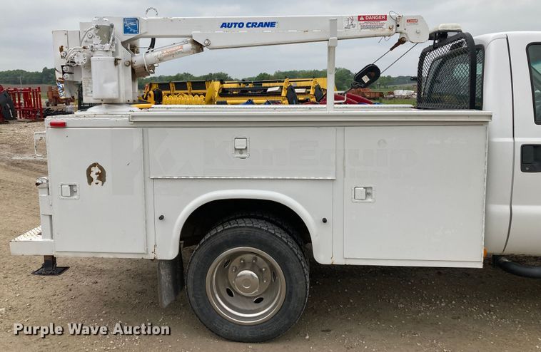 image for item HN9874 2004 Ford F450 Super Duty  utility / service truck