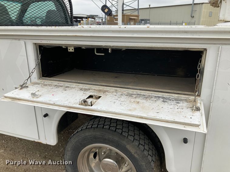 image for item HN9874 2004 Ford F450 Super Duty  utility / service truck