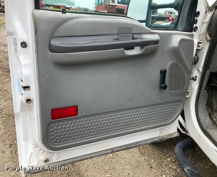image for item HN9874 2004 Ford F450 Super Duty  utility / service truck