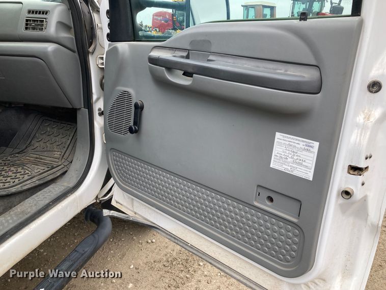 image for item HN9874 2004 Ford F450 Super Duty  utility / service truck