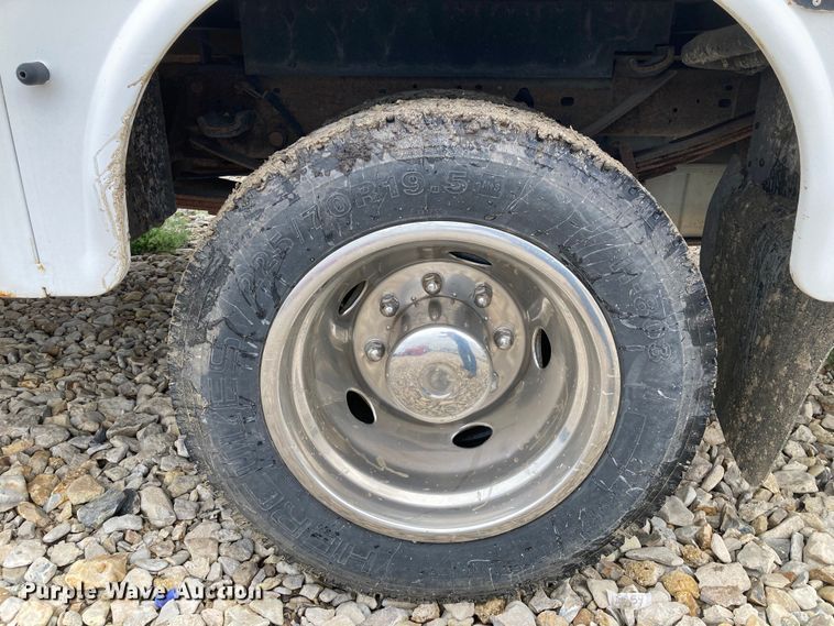 image for item HN9874 2004 Ford F450 Super Duty  utility / service truck