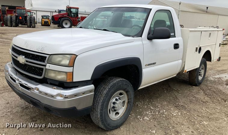 image for item HN9875 2006 Chevrolet Silverado 2500HD  utility bed pickup truck