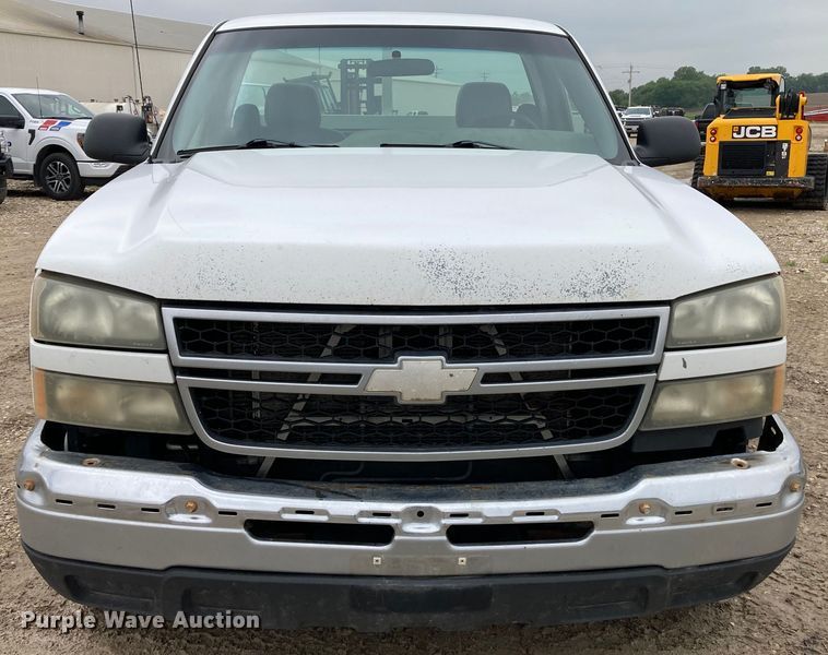 image for item HN9875 2006 Chevrolet Silverado 2500HD  utility bed pickup truck