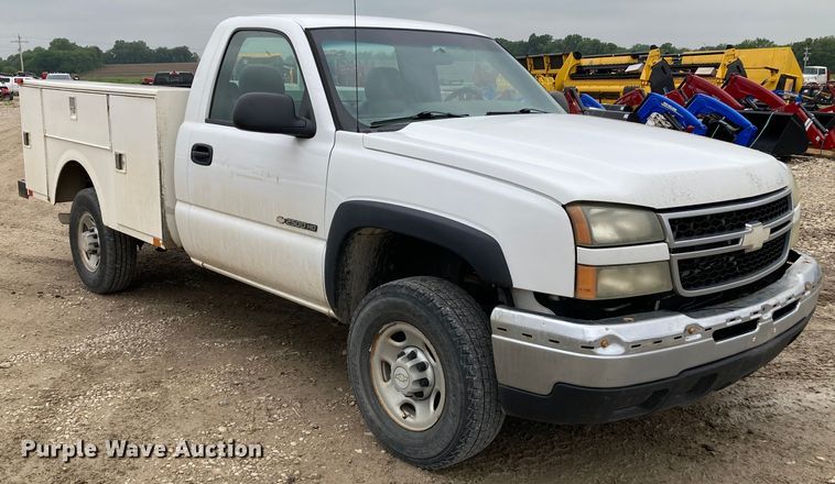 image for item HN9875 2006 Chevrolet Silverado 2500HD  utility bed pickup truck