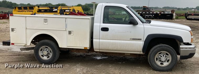 image for item HN9875 2006 Chevrolet Silverado 2500HD  utility bed pickup truck
