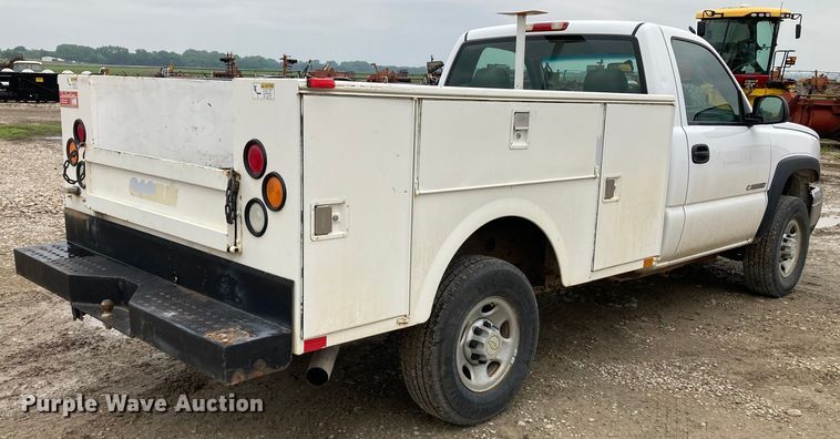 image for item HN9875 2006 Chevrolet Silverado 2500HD  utility bed pickup truck