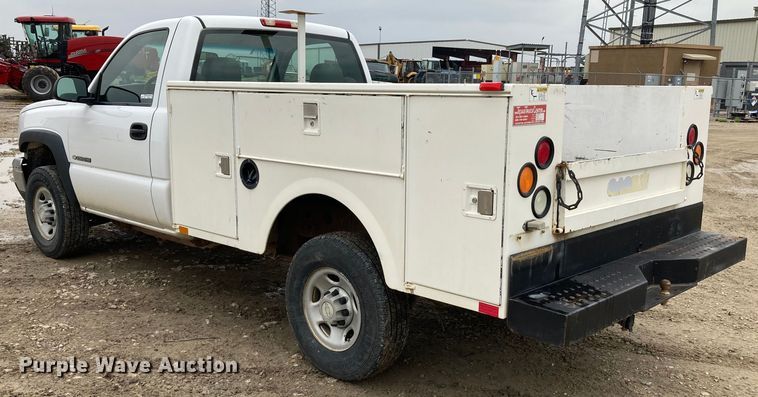 image for item HN9875 2006 Chevrolet Silverado 2500HD  utility bed pickup truck