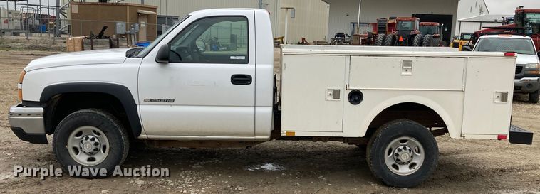 image for item HN9875 2006 Chevrolet Silverado 2500HD  utility bed pickup truck